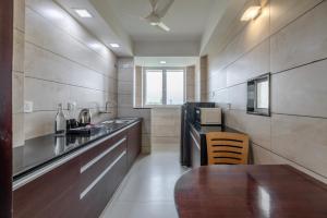 Kuchyň nebo kuchyňský kout v ubytování Quality Inn Patria Suites, Rajkot