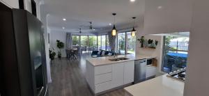 Η κουζίνα ή μικρή κουζίνα στο St Bees Retreat Airlie Beach