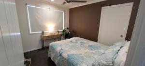 Ένα ή περισσότερα κρεβάτια σε δωμάτιο στο St Bees Retreat Airlie Beach +28 φωτογραφίες