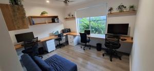 Μια τηλεόραση ή/και κέντρο ψυχαγωγίας στο St Bees Retreat Airlie Beach