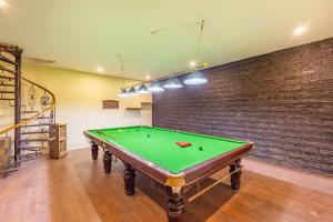 Piljardilaud majutusasutuses ELIVAAS Silverstone 6 BHK villa with Garden & Gaming Zone +27 fotot