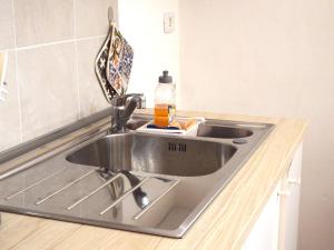 un bancone della cucina con lavandino e piano cottura di Holiday Home Guglielmo a Catania Altre 37 foto