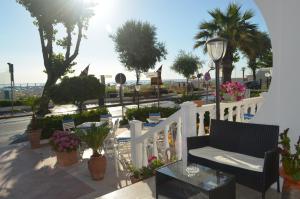 une terrasse couverte avec une clôture blanche, des chaises et des fleurs dans l'établissement Hotel Ideal Soleti Hotels, à Rimini