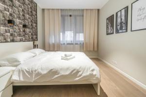 a bedroom with a white bed and a window at Zabrska 18 Spacious Apartment by BookingHost in Katowice
