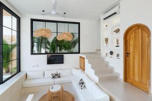Khu vực ghế ngồi tại Brand New 2BR Designer Villa 12