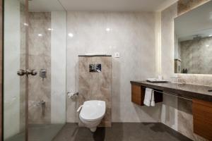 Koupelna v ubytování Quality Inn Patria Suites, Rajkot