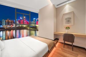 Krevet ili kreveti u jedinici u okviru objekta Heyo Hengyue Huasong Hot Spring Resort Hotel - Chongqing Hongyadong