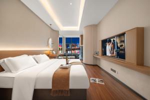 TV i/ili multimedijalni sistem u objektu Heyo Hengyue Huasong Hot Spring Resort Hotel - Chongqing Hongyadong