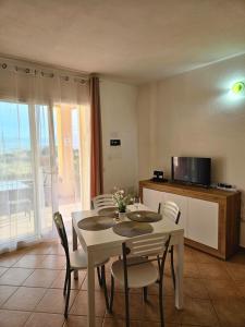 Телевизор и/или развлекательный центр в Appartamento Volpe Sardinie apartman u Lišky