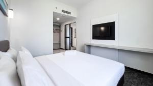 TV in/ali zabaviščno središče v nastanitvi Amansari Hotel Nusajaya