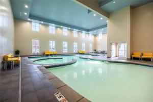 Hampton Inn And Suites Logan, Ut内部或周边的泳池