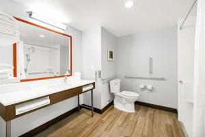 Hampton Inn And Suites Logan, Ut的一间浴室