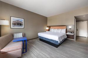 Hampton Inn And Suites Logan, Ut客房内的一张或多张床位