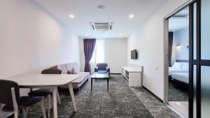Postelja oz. postelje v sobi nastanitve Amansari Hotel Nusajaya