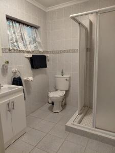 Phòng tắm tại Ballykeep Cottage, Constantia