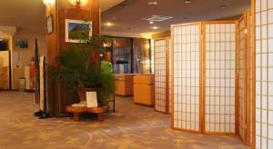 佐渡市にあるHotel New Katsuraの鉢植えのロビー