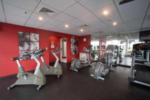 Das Fitnesscenter und/oder die Fitnesseinrichtungen in der Unterkunft Radisson Hotel Decapolis Miraflores