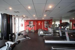 Das Fitnesscenter und/oder die Fitnesseinrichtungen in der Unterkunft Radisson Hotel Decapolis Miraflores