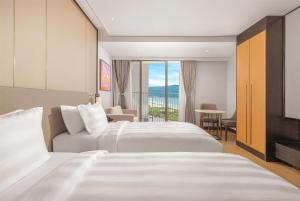 Postel nebo postele na pokoji v ubytování Wyndham Soleil Danang