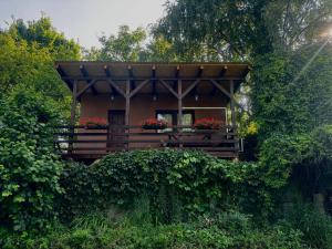 a small house with flowers in a garden at Madárles in Tahitótfalu