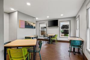 TV a/nebo společenská místnost v ubytování Spark by Hilton Wytheville Holston Rd I 81