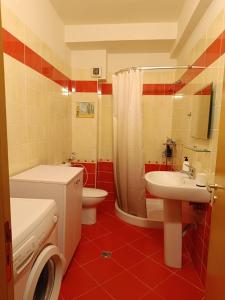 une salle de bain avec toilettes, lavabo et douche dans l'établissement Studio Himare Center, à Himarë