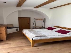 フューゲンにあるApartment in Fügen near Spieljoch Cable Carのベッドと木の床のある寝室