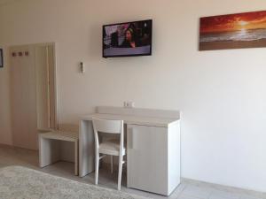 TV a/nebo společenská místnost v ubytování Hotel Strand