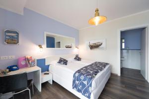 1 dormitorio con cama, escritorio y mesa en Locanda Fassa en Brenzone sul Garda