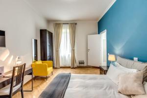 ローマにあるYH SUITE 131のベッドルーム1室(ベッド1台、デスク、黄色い椅子付)