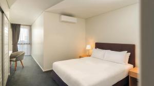 Postel nebo postele na pokoji v ubytování Crowne Plaza Residences Port Moresby by IHG