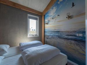 Postel nebo postele na pokoji v ubytování Holiday Home Callantsoog near Beach