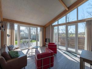 Posezení v ubytování Holiday Home Callantsoog near Beach