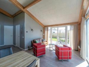 Posezení v ubytování Holiday Home Callantsoog near Beach