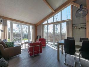 Posezení v ubytování Holiday Home Callantsoog near Beach