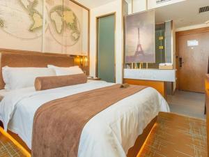a hotel room with a large bed and a bathroom at James Joyce Coffetel Aletai Lanwan Food City in Pei-t'un +208 photos