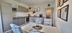 a kitchen with a table and chairs in a kitchen at Katrins Ferienwohnung in Hammelburg