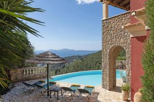 Cette villa dispose d'une piscine avec des chaises et un parasol. dans l'établissement Villa Astarti by Villa Plus, à Kalámi