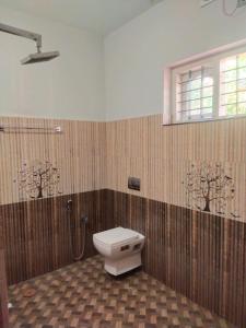 WayanadにあるJacob's Homestayのトイレとシャワー付きのバスルーム