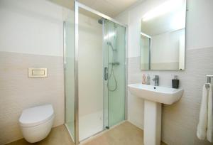 デニアにあるVilla New Rotes by Cabrera Homesのシャワー、トイレ、洗面台を備えたバスルーム +40枚の写真