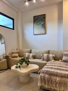 una sala de estar con un sofá y una mesa en Chic 1BR in Bingin 3 Mins to Top Cafes & Beach, en Uluwatu