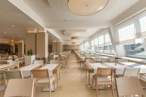 Ein Restaurant oder anderes Speiselokal in der Unterkunft Hotel Plavi Plava Laguna 