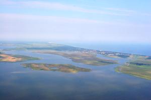 una vista aérea de una gran masa de agua en Landhaus Martens, en Bresewitz