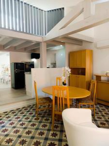 a kitchen and dining room with a table and chairs at L'écrin de Sisteron - lac, centre-ville et parking in Sisteron