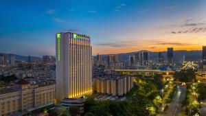 昆明昆明西部智选假日酒店的夜晚城市里灯火通明的建筑
