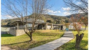einen Gehweg vor einem Haus mit Park in der Unterkunft Baxter at Lake George Winery at Tiny Away in Collector