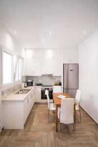 Dapur atau dapur kecil di Kyra's Luxury Suites 1