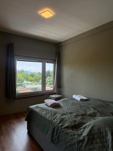 une chambre avec un lit et une grande fenêtre dans l'établissement Bohamian Dream, à Vienne