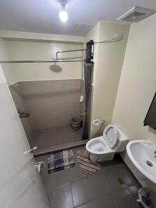 une salle de bains avec douche, toilettes et lavabo dans l'établissement Q Inn Serin East Tagaytay City, à Calo 3 autres photos