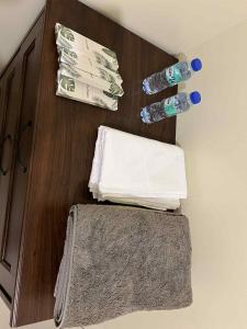 une salle de bain avec deux serviettes et deux bouteilles d'eau dans l'établissement Q Inn Serin East Tagaytay City, à Calo